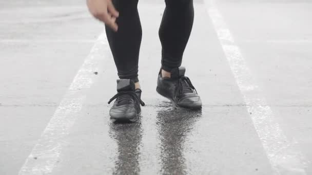 Slow Motion strzał nogi biegacza w tenisówki. Mężczyzna uprawia jogging na świeżym powietrzu. Jeden biegacz działa w deszczowej pogodzie. Zbliżenie. — Wideo stockowe
