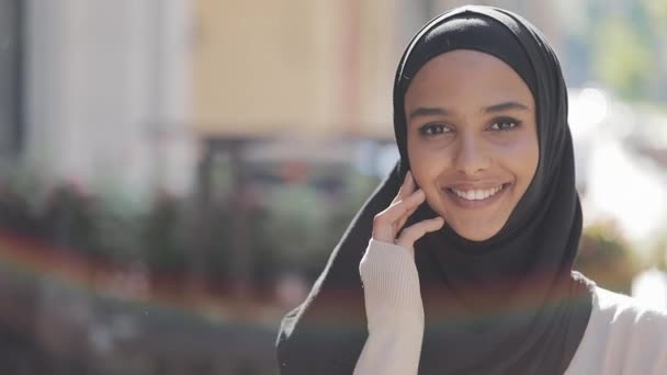 Portrét mladé krásné muslimské ženy, která nosí ve starém městě unesenou šálu s veselým úsměvem. Zavřít. — Stock video