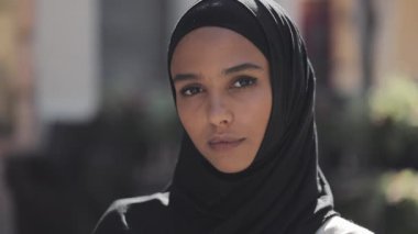 Eski Şehir arka planda kamera ayakta görünümlü hijab başörtüsü giyen güzel genç Müslüman kadın portre.