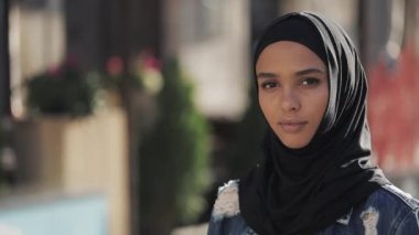 Eski Şehir arka planda kamera ayakta görünümlü hijab başörtüsü giyen güzel genç Müslüman kadın portre.