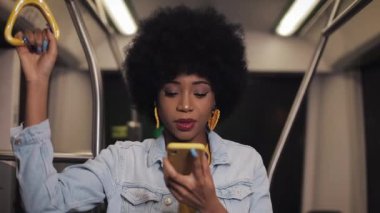 Akıllı telefon ses tanıma kullanarak genç afrikalı Amerikalı kadın, düşünce dikte, toplu taşıma sürme sesli arama mesajı.