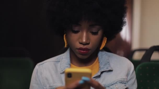 Giovane donna afroamericana utilizzando il riconoscimento vocale smart phone, detta pensieri, messaggio di composizione vocale equitazione nei trasporti pubblici . — Video Stock