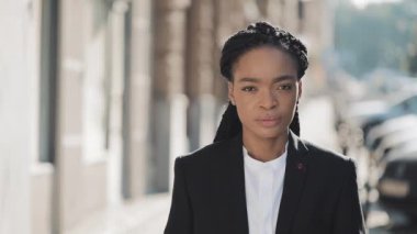 Eski sokak arka planda duran şık afro iş kadını Portresi. Kameraya bakıyor. Siyah Şık. Dreadlocks. Afro Saç Modeli.