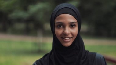 Mutlu Genç Musline Kız Portresi Hijab Giyen Gülümseyen ve Park Arka Plan Close Up Ayakta.