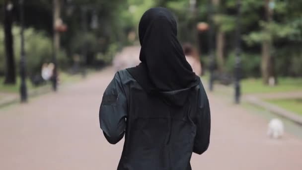 Unga preety Muslin flicka klädd i en Hijabt körs i parken baksidan uppfattning konceptet hälsosam livsstil. — Stockvideo