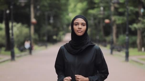 Junge Raubtier Musselin Mädchen trägt einen Hijabt läuft im Park Konzept gesunder Lebensstil. — Stockvideo
