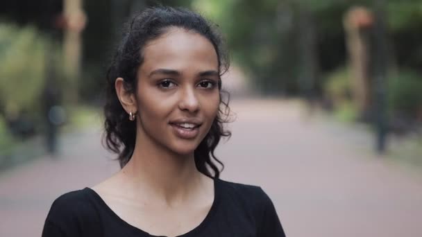 Retrato de Happy Young Preety Woman Virando a cabeça Sorrindo e em pé no parque Close Up. Conceito de estilo de vida saudável . — Vídeo de Stock