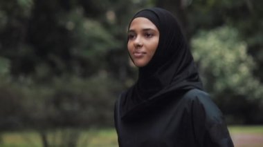 Genç Preety Muslin Kız Park Sağ Yan Görünüm Kavramı Sağlıklı Yaşam Tarzı Çalışan bir Hijab Giyen.