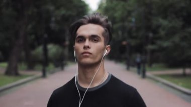 Park Close Up Kavramı Sağlıklı Yaşam Tarzı Nda Çalışan Elinde Kulaklık ve Akıllı Telefon yakışıklı genç adam portresi.