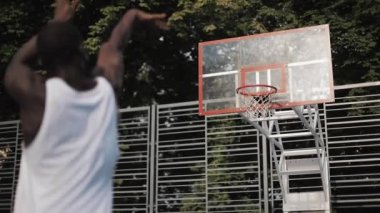 Beyaz Singlet 'li Genç Kaslı Afro Amerikalı Adam Basket ve Puanlama, Sokak Basketbol Sahası' nda Eğitim Sağlıklı Yaşam ve Spor Konsepti.