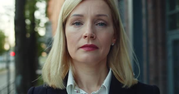 Portrait of serious female in 30s looking to camera. Close up view of confident businesswoman wearing in formal clothes while standing at street.Concept of business and work. — Stock Video