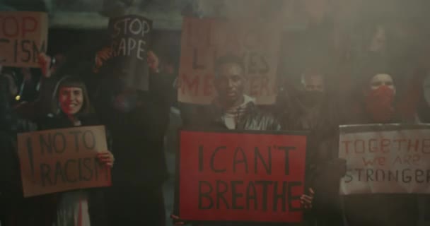 Junger afroamerikanischer Typ, der ein Plakat mit dem Schriftzug "I cant breath" in der Hand hält, während er auf der Straße randaliert. Demonstration gegen Polizeibrutalität und Rassismus. Zoomen Sie hinein. Draußen. — Stockvideo