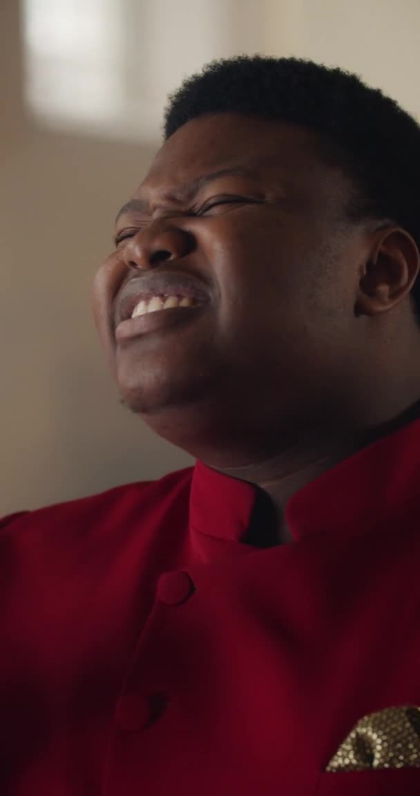 Close up widok muzyki chrześcijańskiej mężczyzna wykonawca śpiewa piosenkę emocjonalnie. Młody afro-amerykański człowiek śpiewający hymn kultu. Pionowe wideo. Pojęcie ludzi i religii. — Wideo stockowe