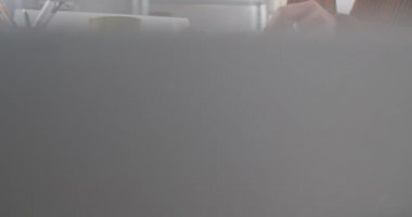 İş yerinde otururken yetenekli bir kadın tasarımcı çizimi. Dijital tablet bilgisayarlı Stylus kullanırken yeni bir proje üzerinde çalışan bir kadın. Yaratıcılık kavramı.