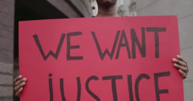 Afro-Amerikan bir kızın pankart tutmasını yakından görmek istiyoruz. Üzerinde adalet yazısı olsun istiyoruz. Kadın eylemci sokakta dururken vahşet ve ırkçılığa karşı hareketi destekliyor.