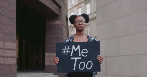 Afroamerikanisches Mädchen mit mir in der Hand, das gegen sexuelle Belästigung kämpft. Studentinnen unterstützen Bewegung gegen Fehlverhalten. Konzept der sozialen Probleme. Vergrößern. — Stockvideo