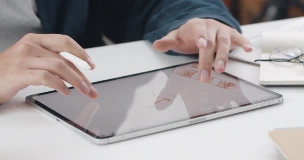 Close-up weergave van webdesigner tekening digitale illustratie en aanraken tablet scherm. Kunstenaar met behulp van stylus tijdens het maken van beeld op de werkplek. Concept van creativiteit en moderne kunst. — Stockvideo