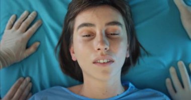 Sağlık görevlilerinin nabzını kontrol etmesi için kliniğe giden beyaz hasta kızı kapatın. Genç bir bayan hastaneye giderken tıbbi nakliye sedyesinde yatıyor. Hastalık kavramı.