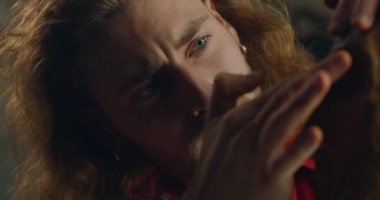 Çömlekçilikten insan kafasında göz modelliği yapan konsantre genç adamın yakın görüntüsü. Erkek heykeltıraş sanatçı stüdyosunda heykel büstü yapıyor. El yapımı sanat ve yaratıcılık kavramı.