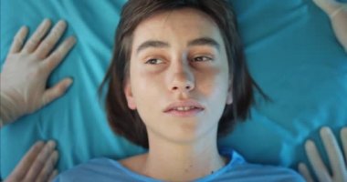 Hastane sedyesinde yatarken aklı başına gelen bin yıllık bir kızın kapanışı. Ambulansta gözlerini açan genç bir kadının en iyi görüntüsü. Sağlık ve hastalık kavramı.