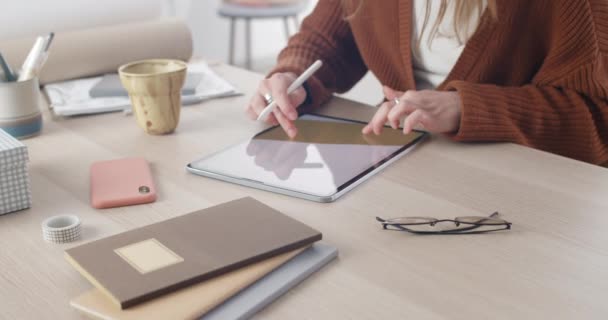 İş yerinde otururken kadın web tasarımcısı ellerinin görüntü oluşturması. Stylus 'la yaratıcı kadın çizimi, yakınlaştırma ve tablet ekranına dokunmak. Yakınlaştır. — Stok video