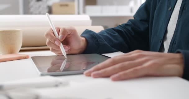 Oříznout pohled na ilustrátorské ruce kreslící obrázek na tabletu na světě. Grafický návrhář používající stylus a zvětšování obrazovky při kreslení. Koncept moderního umění a technologie. — Stock video