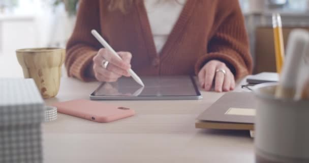 Vue rapprochée du dessin et de la coloration de la femme artiste tout en réalisant une illustration numérique sur tampon. Graphiste créative utilisant tablette et stylet assis à table. Zoom avant. — Video