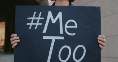 Burun halkalı genç bir kadının cinsel saldırıya karşı protestoyu desteklemesine yakından bakın. Üzerinde afiş ve Metoo etiketi olan sıkıntılı bir milenyum kızı. Sosyal sorun kavramı..