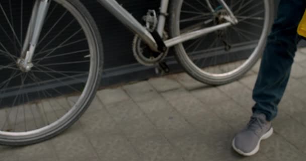 Schnittansicht des Fahrradkuriers, der Papierverpackungen aus dem Transport von Lebensmittelverpackungen auf der Straße zieht. Konzept der Lieferdienste. — Stockvideo