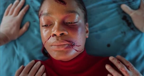 Ovanifrån av tusenårig kvinna med huvudskador försöker stå upp när du ligger på sjukhus bår. Afro amerikansk flicka i blod kommer till hans sinnen i ambulans på väg till kliniken. — Stockvideo