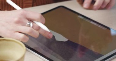 Tablet üzerinde resim çizerken kadın grafik tasarımcının stil ve yakınlaştırma ekranı kullanarak görüntüsünü kapat. Kadın elleri dijital resim yaratıyor. Yaratıcılık kavramı.
