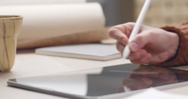 Dünya 'daki tablet üzerinde resim oluşturan insan ellerine yakından bakın. Resim çizerken stil, yakınlaştırma ve dokunmatik ekran kullanarak grafik tasarımcısı. Modern sanat kavramı.