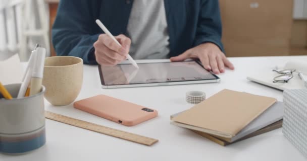 Schnittansicht des professionellen Web-Designers mit Stift während der Arbeit an digitalen Tablet.Männlicher Grafiker erstellt Bild, während er am modernen Arbeitsplatz sitzt.Konzept der Kreativität. — Stockvideo