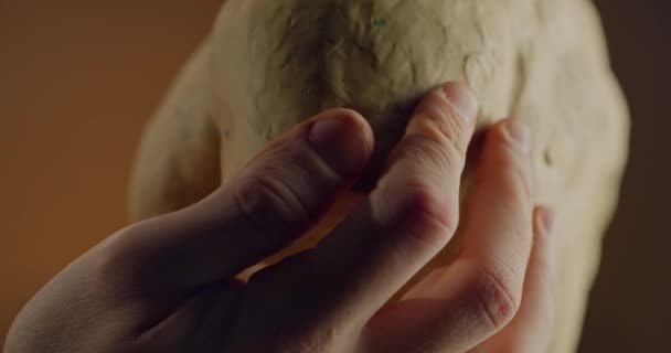 Крупним планом чоловічі руки працюють над скульптурою з керамічної глини. Скульптор створення арт-об'єкта та коригування деталей у художній майстерні. Концепція художнього твору ручної роботи та творчості . — стокове відео