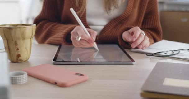 Crop view of female artist drawing and zooming while creating digital illustration on tablet.Woman graphic designer using pad and stylus while sitting at workplace. Zoom avant. — Video