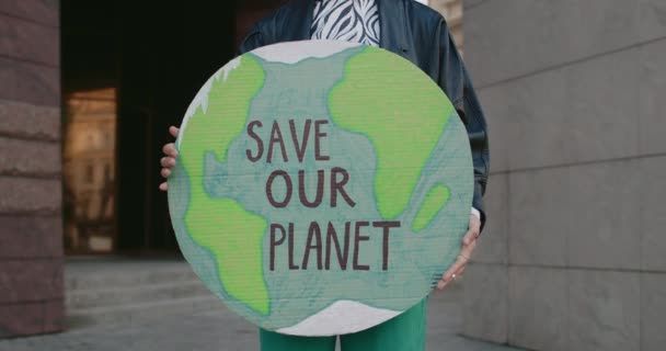 Schnittansicht der Person, die Erdmodell mit Schrift hält, rettet unseren Planeten. Öko-Aktivistin kämpft auf der Straße gegen Umweltverschmutzung. — Stockvideo
