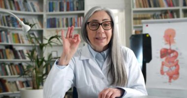 Yetişkin bir kadının gözlüklü görüntüsü ve Rob 'un gülümsemesi ve online danışmanlık yaparken 