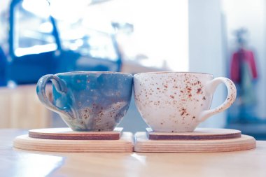 Mavi ve beyaz bardak yakın