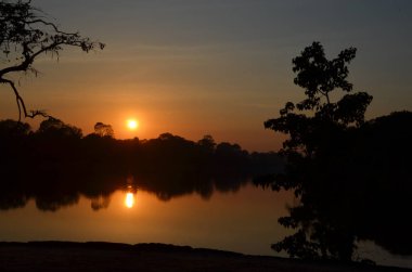 nehir banka akşamı Kamboçya'da günbatımı
