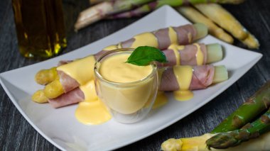 Spargel mit Sos Hollandaise