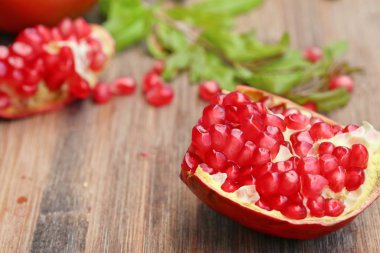 Kırmızı taze nar meyve