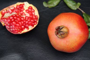 Kırmızı taze nar meyve