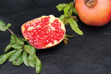 Kırmızı taze nar meyve