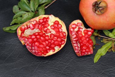 Kırmızı taze nar meyve