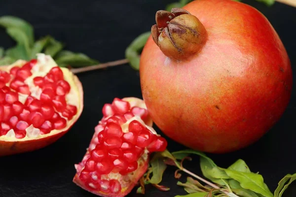 Rote Frische Granatapfelfrüchte — Stockfoto