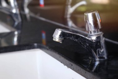 Modern lavabo ve musluk                              