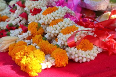 Yasemin çelenk içinde çarşı