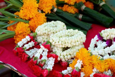 Yasemin çelenk içinde çarşı