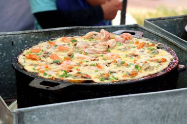 Hindistan cevizi sütü karışımı deniz ürünleri ve un