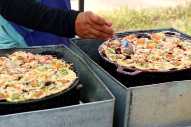 Hindistan cevizi sütü karışımı deniz ürünleri ve un